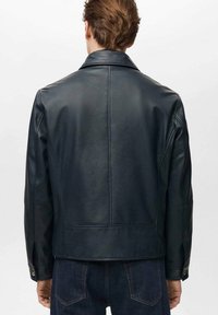 Navy Lederjacke mit glatter Textur, klassischem Kragen, knöpfbaren Manschetten und einem gekürzten Rückendesign.