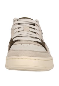 Weißer Sneaker mit grauen Wildlederakzenten und olivgrünen Details. Ausgestattet mit flachen Schnürsenkeln, runder Zehenpartie und strukturiertem Gummisohle.
