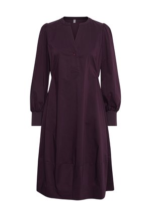 Długa sukienka w kolorze śliwkowym z długim rękawem, dekoltem w serek, listwą z jednym guzikiem, marszczonymi mankietami i sylwetką w kształcie litery A.