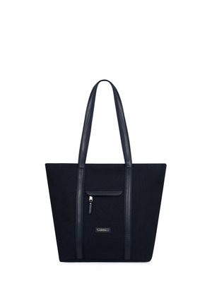 Borsa tote nera con manici lunghi, tasca frontale con zip e etichetta rettangolare in metallo del marchio centrata sotto la tasca, su sfondo bianco.