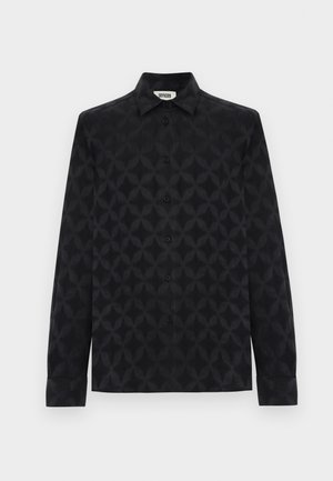 Musta pitkähihainen paita, jossa on sävy sävyyn oleva geometrinen kuvio, terävä kaulus ja edessä napillinen kiinnitys. Sileä pinta ja suora helma.