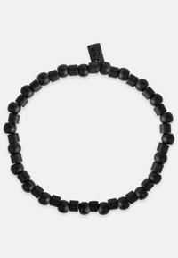 Juodas elastingas apyrankė, turinti mišrių apvalių ir kvadratinių matinio paviršiaus karoliukų su mažyte etiketėle. Vienoda forma ir paprastas dizainas.