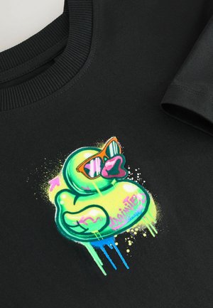 Hanorac negru cu un grafic ce înfățișează o rață de cauciuc verde, purtând ochelari de soare și buze, accentuat de stropi colorate și text în stil graffiti.