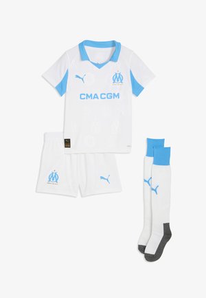 Tenue de football Olympique de Marseille blanche et bleu clair comprenant un maillot à manches courtes, un short et des chaussettes montantes affichant les logos Puma.