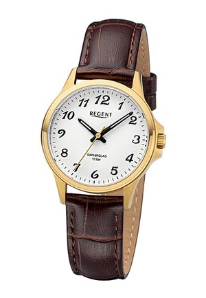 Montre à boîtier en or avec cadran blanc, chiffres arabes noirs, aiguilles des heures et des minutes noires, trotteuse jaune, et bracelet en cuir marron.