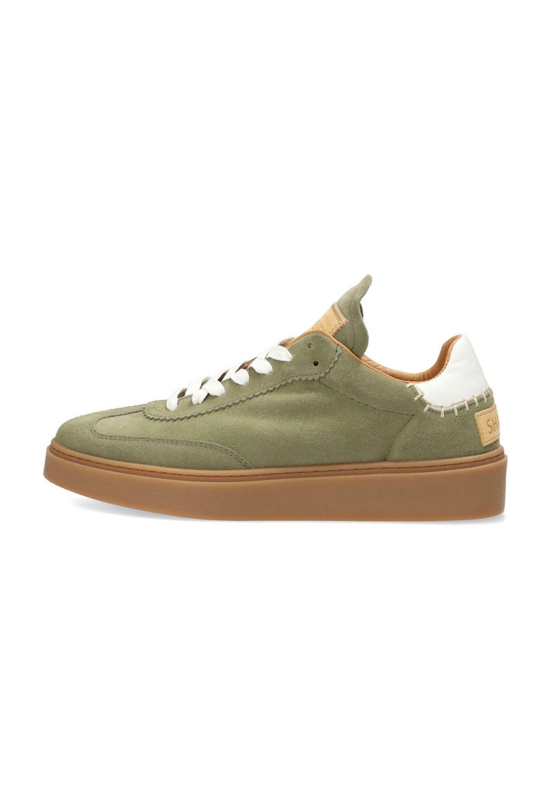 Olijfgroene suède sneaker met witte leren accenten, ronde neus, beige interieur, bruine rubberen zool en textuur waarneembare stiksels.