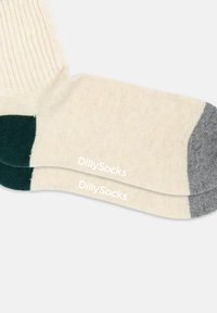 Calze a maglia in crema, verde e grigio, con texture a coste e blocchi di colore a contrasto, con il logo "DillySocks" stampato in bianco.