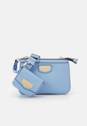 Lyseblå crossbody taske med matchende lille pung fastgjort, guld lynlås og "River Island" branding på begge dele.