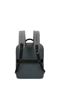 Sac à dos en tissu gris avec des bretelles rembourrées, un panneau en mesh, des boucles réglables et une forme rectangulaire avec une poignée supérieure.