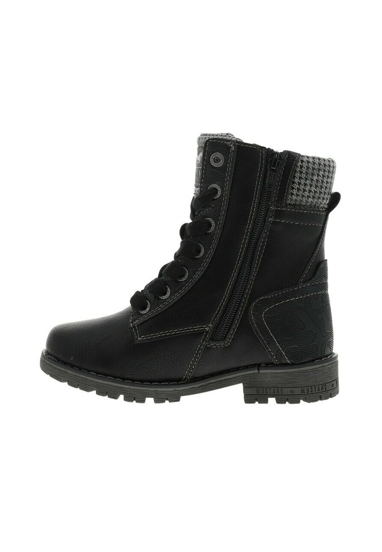 Bottes noires à la cheville avec une finition en cuir texturé, un avant à lacets, une fermeture à glissière et un col en textile à motifs. Semelle en caoutchouc avec des accents détaillés.