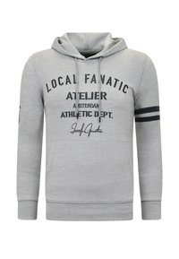 Grijze hoodie met grote bedrukte tekst, een trekkoord capuchon, een voorzak en zwarte gestreepte accenten op de mouwen. Gemaakt van zachte stof.