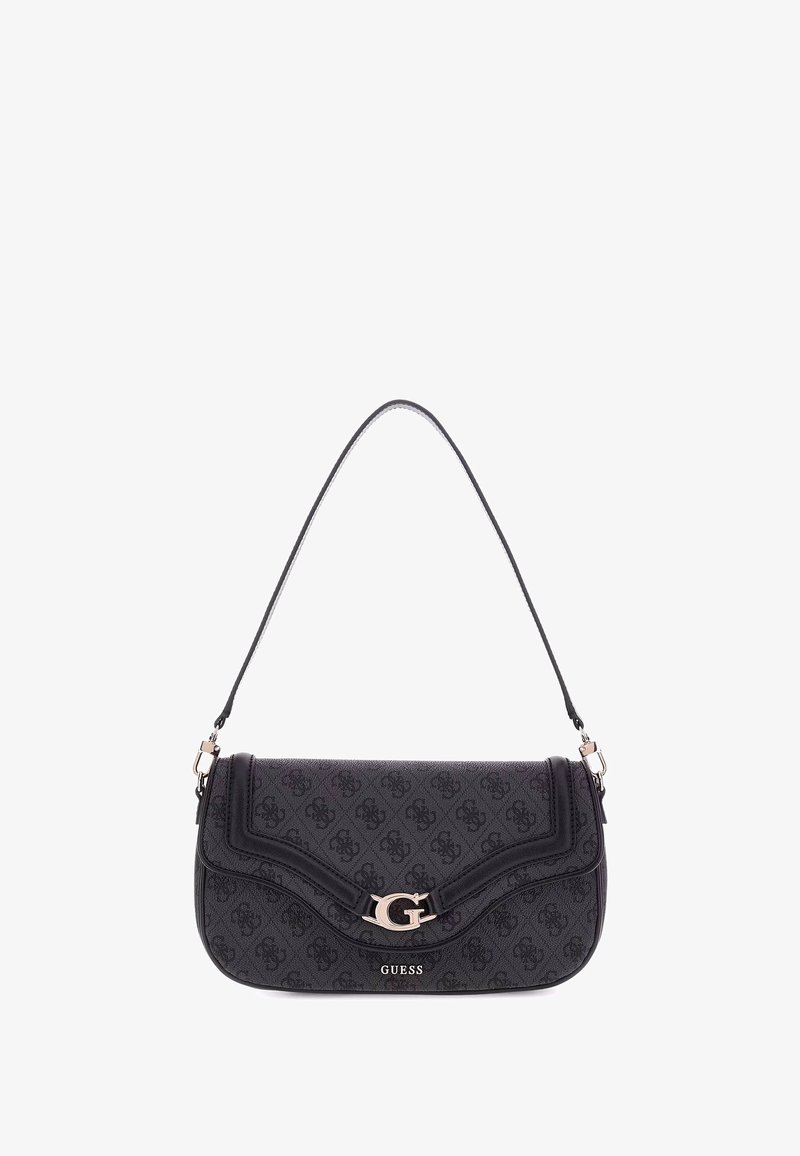 Bolso negro de hombro con patrón de logo en relieve, diseño curvado y herrajes en tono dorado, con solapa superior y una única correa para el hombro.