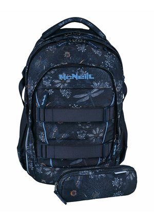 Zaino scuro con motivo floreale, due cinghie orizzontali e astuccio coordinato con cerniera accanto.