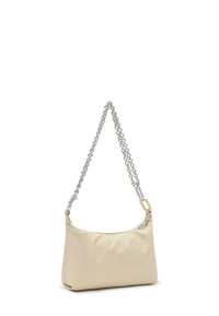 Bolso de hombro de tela beige con una correa de cadena plateada y detalles de hardware dorados. Cuenta con cierre de cremallera y textura suave. Diseño compacto.