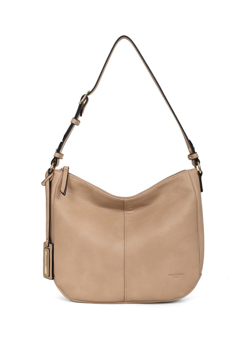 Borsa a spalla in pelle beige con parte superiore curvata, texture liscia, tracolla regolabile e branding sottile. Presenta dettagli in metallo color oro.