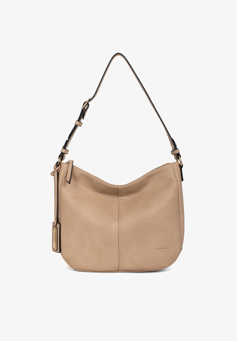 Borsa a spalla in pelle beige con parte superiore curvata, texture liscia, tracolla regolabile e branding sottile. Presenta dettagli in metallo color oro.