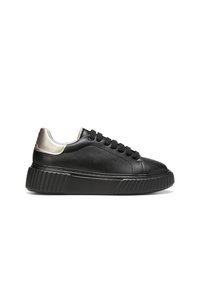 Must musta sneaker, mille ümmarguse ninaga, tekstureeritud kehaga, paeltega kujundus ja metallist kuldne aksent kandadel, reljeefse tallaga.