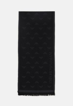 Cachecol preto com um padrão tonal de logótipos 'Eagle' sobrepostos. As bordas têm uma franja subtil, com "EMPORIO ARMANI" tecido em preto.