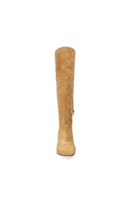 Tan suedines over-the-knee laars met een slanke vorm, spitse neus en ritssluiting aan de zijkant. De textuur is zacht en de afwerking is glad.