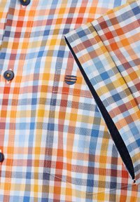 Karierter Hemd mit orangefarbenen, blauen und gelben Karos. Button-Down-Kragen, eine Brusttasche mit Logo und kurzärmlig mit kontrastierenden Kanten.