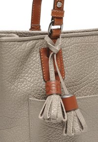 Grijze leren tote bag met structuur, voorzien van bruine leren accenten en kwastdetails. Verstelbare strap met metalen hardware en zichtbare stiksels.