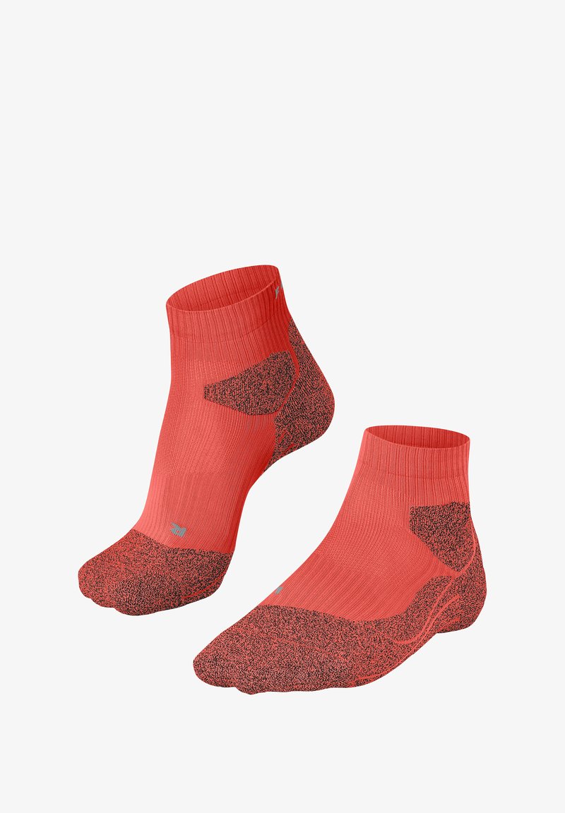 Koraalkleurige enkelsokken met een geribd ontwerp, voorzien van een gevoerde zwarte hiel en teen, en textuurelementen voor een betere grip.