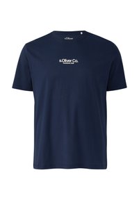 Granatowa bawełniana koszulka typu T-shirt z krótkim rękawem, okrągłym dekoltem, z białym nadrukiem logo "s.Oliver Co. Established 1969" na klatce piersiowej.