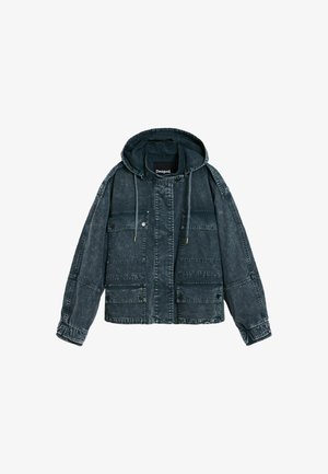 Giacca con cappuccio grigio scuro, dotata di diverse tasche anteriori con pattina, chiusura con zip e bottoni a pressione, e lacci regolabili sul cappuccio.