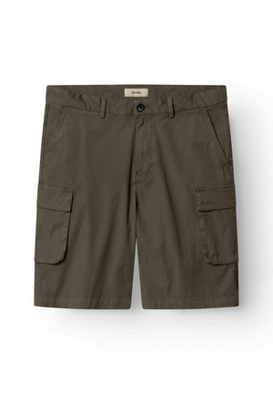 Khaki cargo šortky vyrobené z ľahkej látky, s dvoma bočnými vreckami a dvoma väčšími vreckami s chlopňou, zapínanie na gombík v páse.