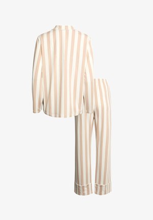 Conjunto de ropa de descanso a rayas en beige suave y blanco. Incluye una camiseta de manga larga con botones y cuello, y pantalones a juego con cintura elástica.