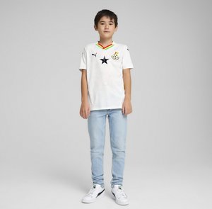 Valge lühikeste varrukatega jalgpallivorm, millel on rohelised, kollased ja punased aktsendid; esiküljel must täht ja Ghana riigivapp. Kandmiseks on valitud helesinised teksased.