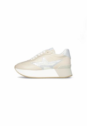 Sneaker in pelle beige con un accento a forma di stella argentata, lacci bianchi e una suola bianca spessa. Presenta un design testurizzato e motivi sottili.