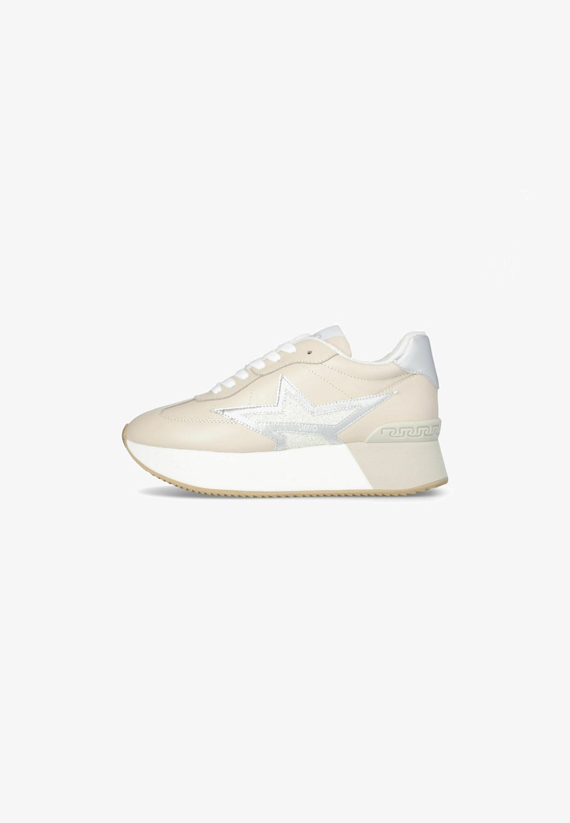 Sneaker in pelle beige con un accento a forma di stella argentata, lacci bianchi e una suola bianca spessa. Presenta un design testurizzato e motivi sottili.