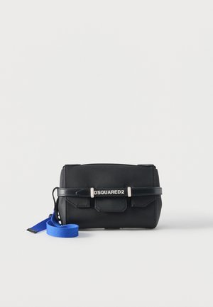 Zwarte rechthoekige leren crossbodytas met DSQUARED2-logo op de voorste riem en afneembare blauwe schouderriem.