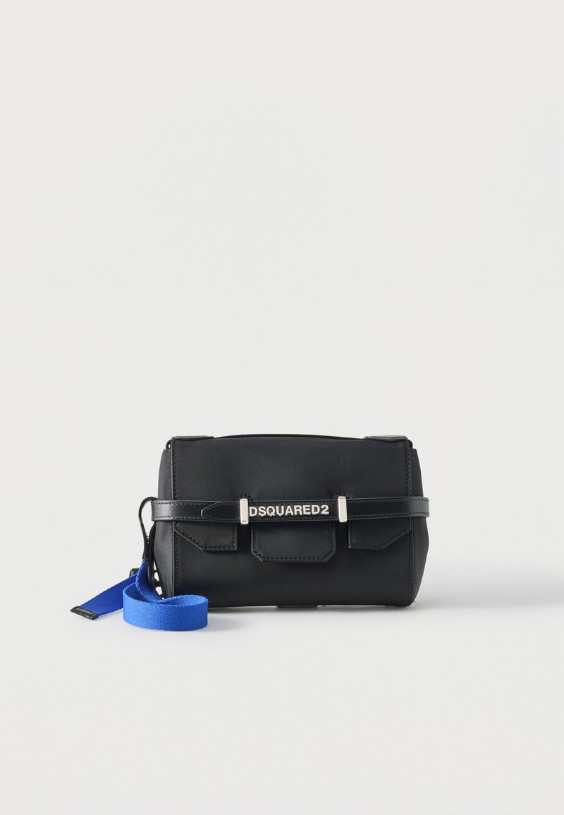 Zwarte rechthoekige leren crossbodytas met DSQUARED2-logo op de voorste riem en afneembare blauwe schouderriem.