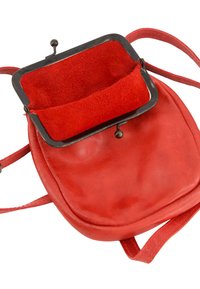 Sac en cuir rouge de forme arrondie, doté d'un fermoir en métal noir et d'une doublure intérieure rouge. Fine bandoulière pour le porter.