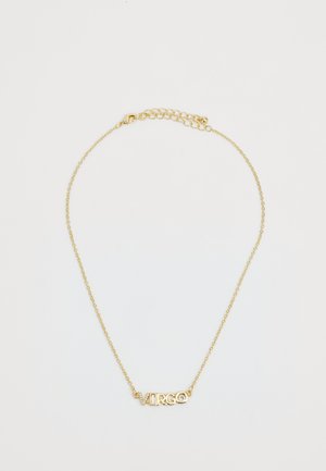 Collier en or présentant un pendentif "VIRGO" avec un mélange de lettres pleines et contourées, ainsi qu'une chaîne délicate avec un fermoir ajustable.