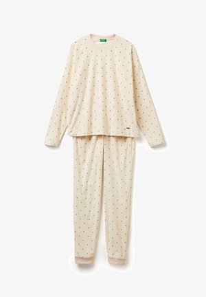 Conjunto de pijama beige con mangas largas y pantalones. Presenta una tela suave, un patrón de lunares en colores apagados y puños y cuello de canalé.
