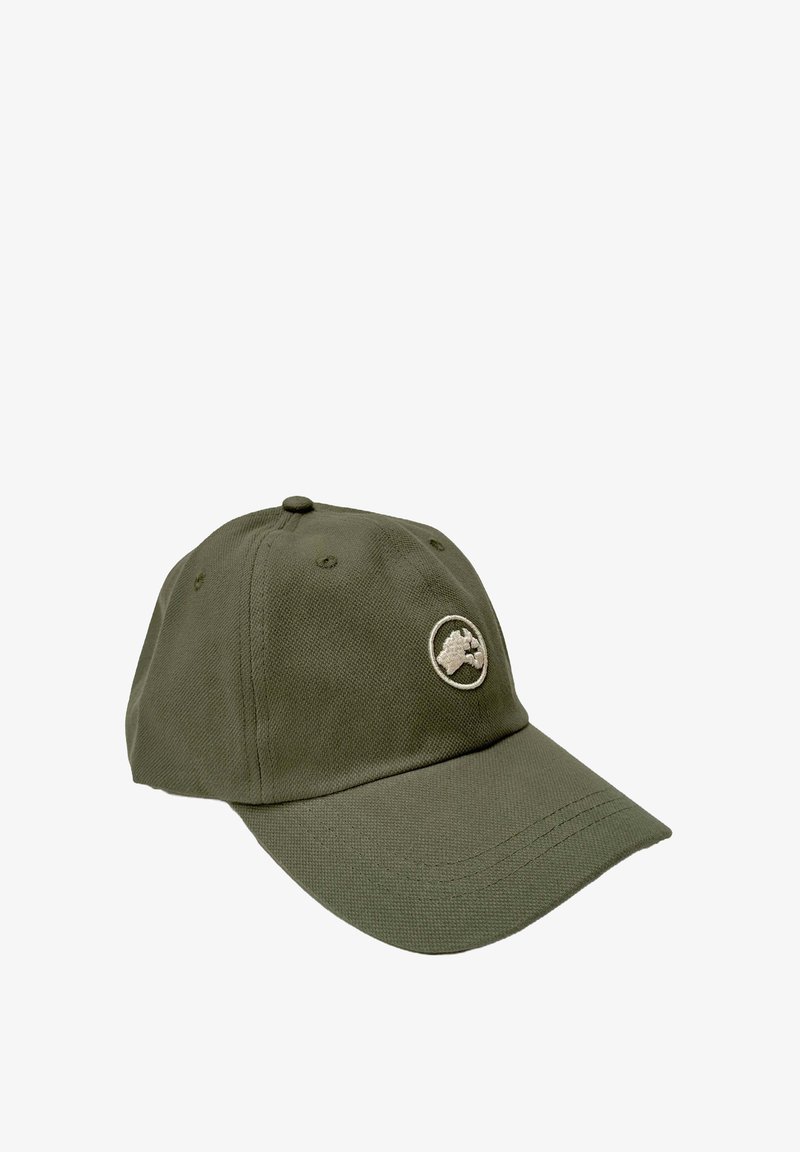 Gorra de béisbol verde olivo hecha de sarga de algodón, con un logo bordado redondo en la parte frontal y un visor curvado. Incluye agujeros de ventilación.
