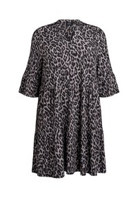 Robe imprimée léopard avec un décolleté en V, des manches courtes à cloche et un design en tiers. Fabriquée dans un tissu doux aux tons noir et beige.