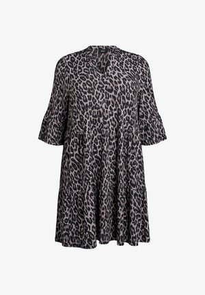 Sukienka w panterkę z dekoltem w serek, krótkimi rękawami w kształcie dzwonka i warstwowym krojem. Wykonana z miękkiego materiału w czarnym i beżowym odcieniu.