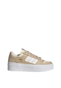 Beige ja valge Adidas'i sneaker platvormitaldadega, kolm valget triipu, beežid paelad ja kuldne Adidas'i logo küljes.