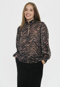 Blusa transparente de manga larga en estampado animal negro y rosa, con cuello mao y escote con ojal. Puños y dobladillo elásticos.