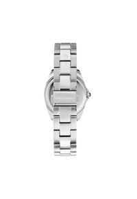 Orologio in metallo argentato con bracciale a maglie, cassa rotonda, retro trasparente e delicata incisione del logo sulla fibbia. Superficie liscia e riflettente.