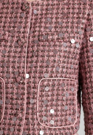 Veste en tweed rose avec des sequins. Dotée de boutons ronds, de bordures passepoilées et de deux poches avant. La texture est tissée et superposée avec des éléments décoratifs.