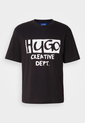 Czarna bawełniana koszulka z białym napisem graficznym "HUGO" oraz "CREATIVE DEPT." w pogrubionych, zabawnych czcionkach. Okrągły dekolt i krótkie rękawy.