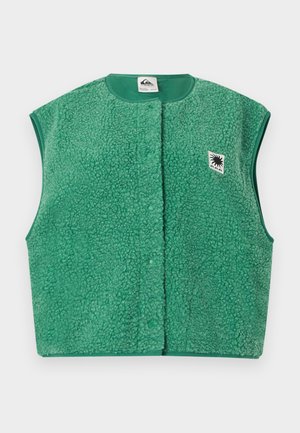 Grønn ermeløs fleecevest med rund hals og liten svart-hvitt patch-logo på venstre bryst.