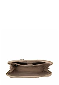 Beżowa skórzana torba na ramię z zamkiem błyskawicznym. Wnętrze wyposażone w przestronną komorę o miękkiej fakturze oraz boczną kieszeń do organizacji.