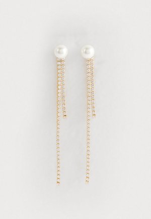 Kultaiset korvakorut, joissa on kaksi pyöreää helmiparia ylhäällä ja selkeät jalokivivirrat lisäämään säihkettä.