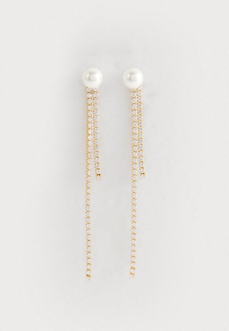 Złote kolczyki z dwoma okrągłymi perłami u góry oraz kaskadowymi pasmami przezroczystych kamieni szlachetnych dla dodatkowego blasku.